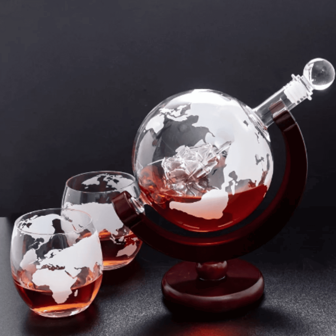 Conjunto Decanter Globo com Suporte em Madeira e 2 Copos  | Loja Bosque