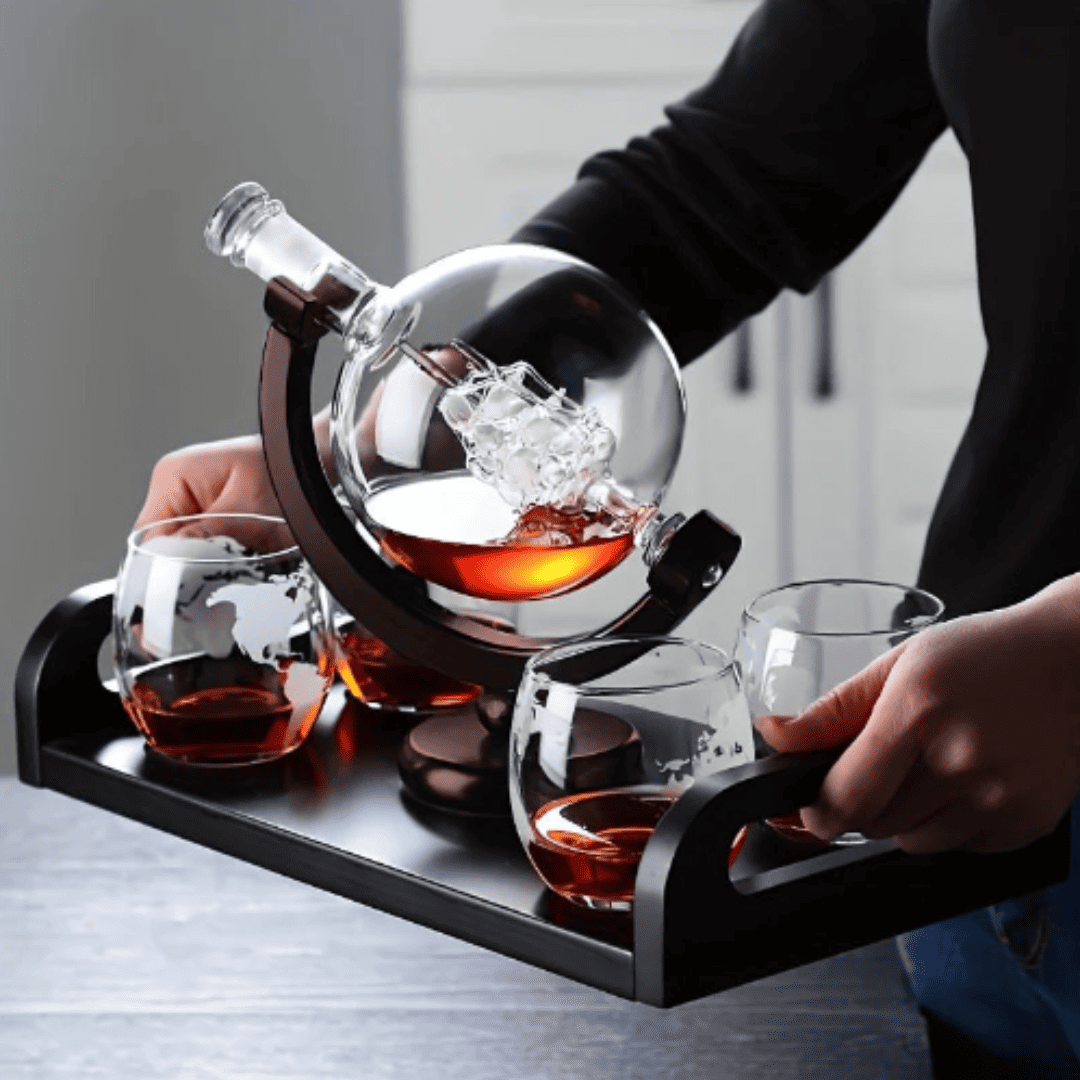 Conjunto Decanter Globo com Suporte em Madeira e 2 Copos  | Loja Bosque