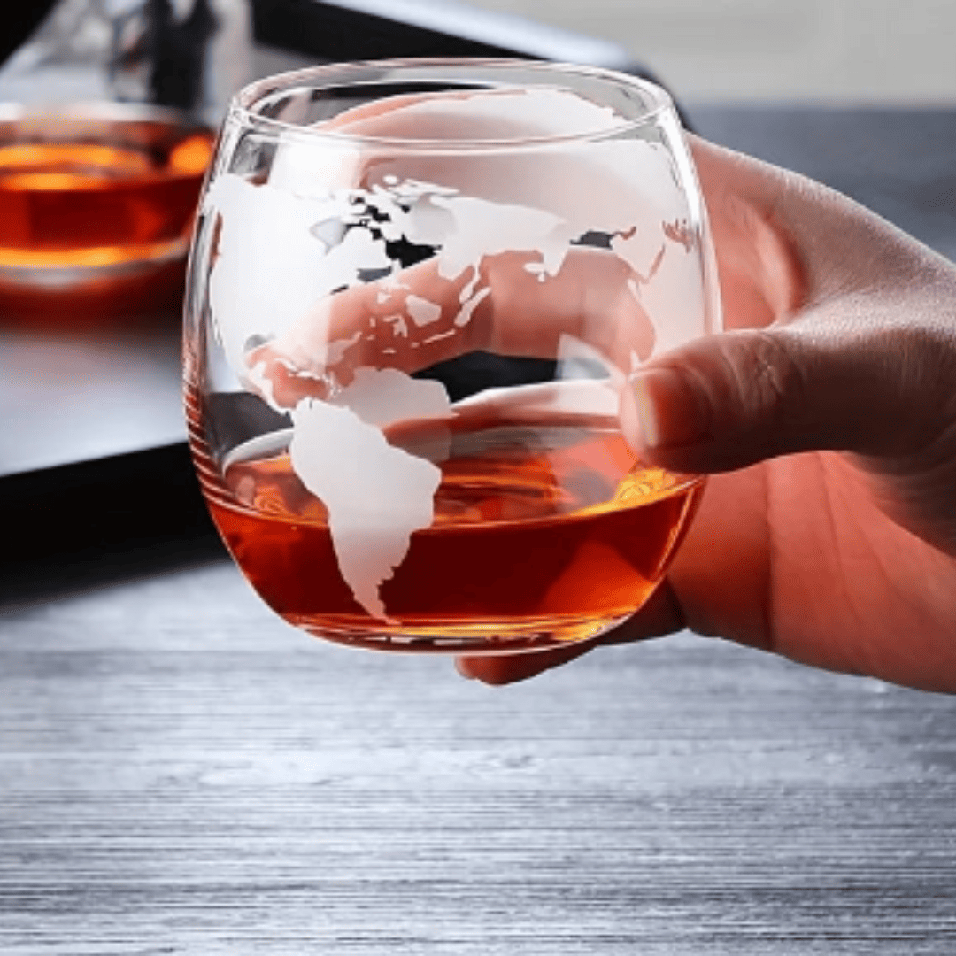 Conjunto Decanter Globo com Suporte em Madeira e 2 Copos  | Loja Bosque